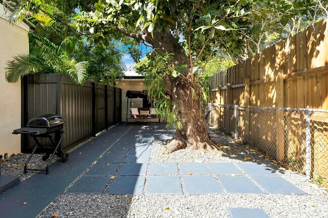 Building Photo - 2440 SW 19th Ave