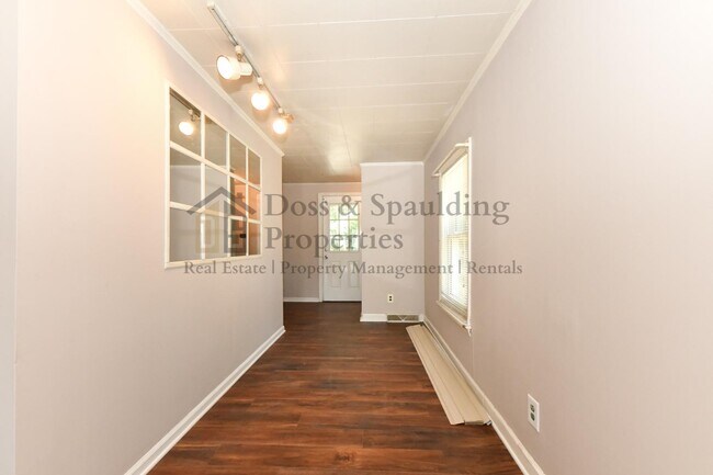 Building Photo - 1802 W Friendly Ave