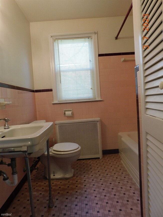 Building Photo - 2 br, 1 bath Duplex - 6230 Sedgefield Dr A...