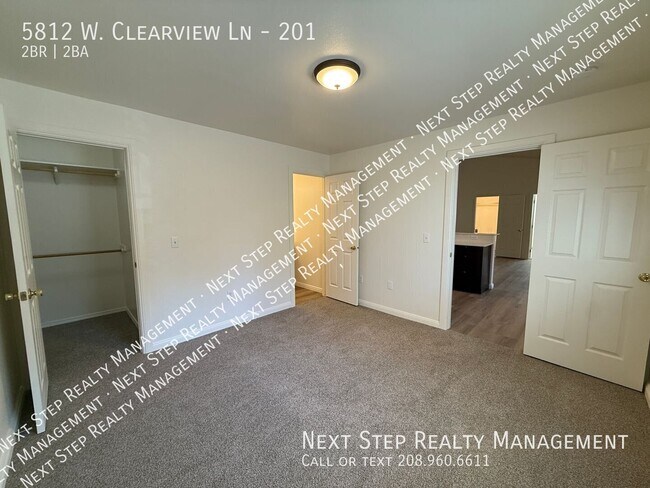 Building Photo - 5812 W Clearview Ln