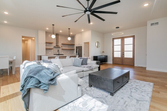 Building Photo - Luxury Breckenridge Park Home