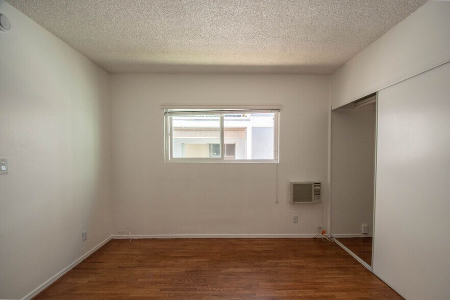 Building Photo - 15033 Burbank Blvd