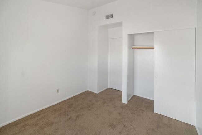 Building Photo - Southwest Area -3 bedroom, 2 bath Home wit...