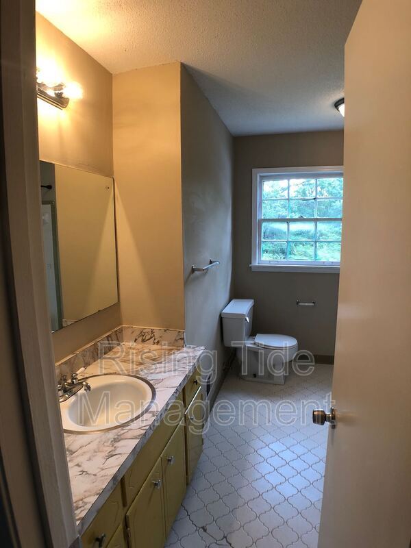 Building Photo - 1605 5th Pl NW