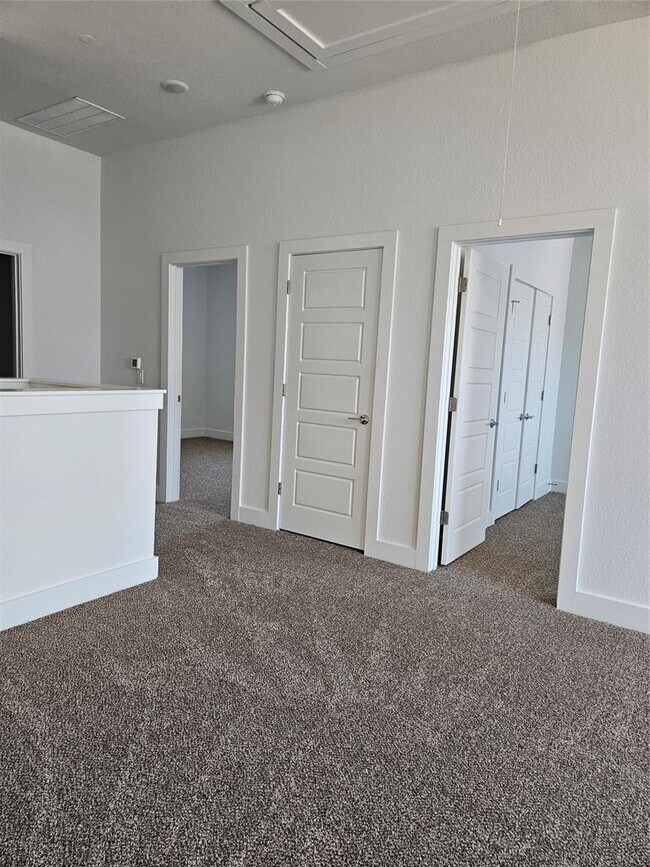 Building Photo - 1518 Roseburg Dr