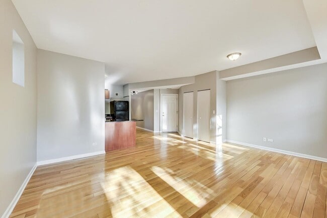 Building Photo - Gorgeous 2 Bed, Plus Sunroom/Office, 1 Bat...