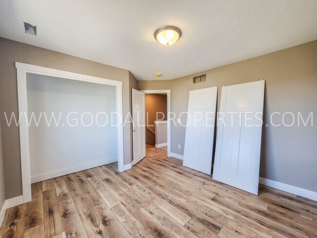 Building Photo - 6 Bedroom 4 bathroom two story home in Waukee