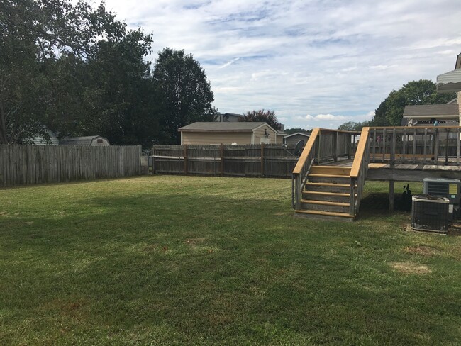 Building Photo - 3 Bedroom 2.5 Bath House with Large Yard a...