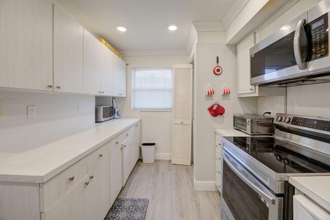 Building Photo - 1537 E Hillsboro Blvd