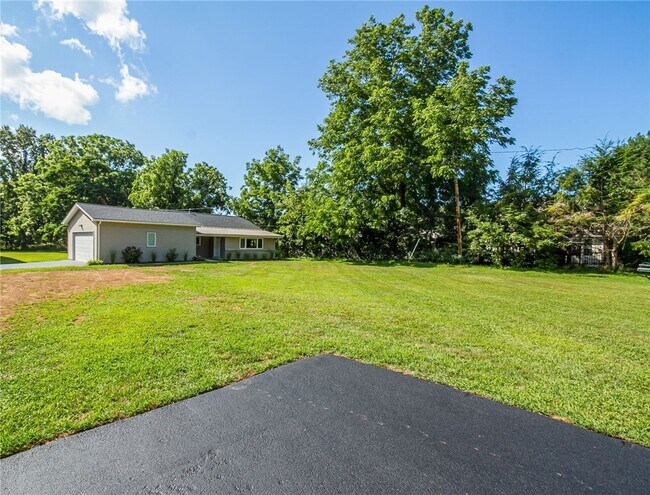 Building Photo - 617 Dewitt Rd