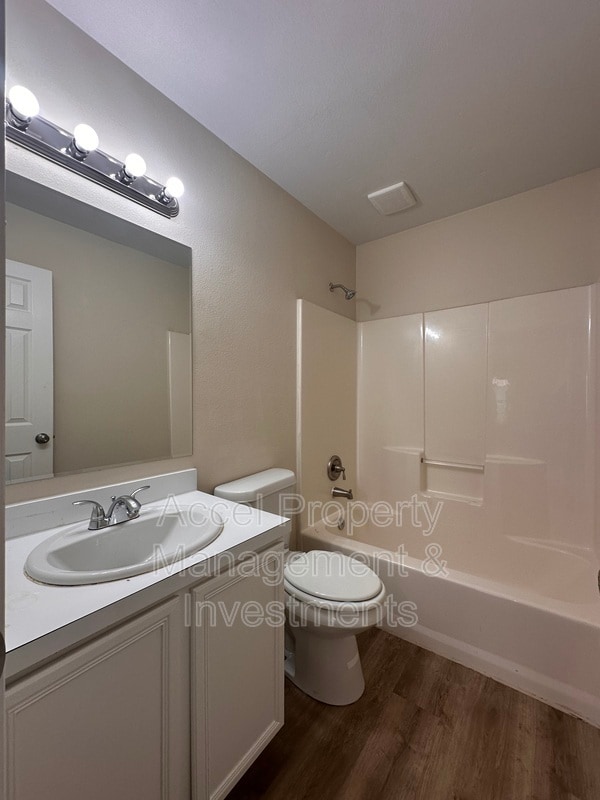 Building Photo - 819 Briarwood Dr