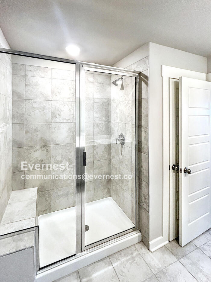 Building Photo - 549 Swanholme Dr