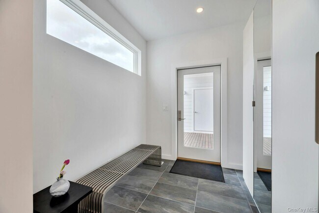 Building Photo - 420 Old Farm Rd