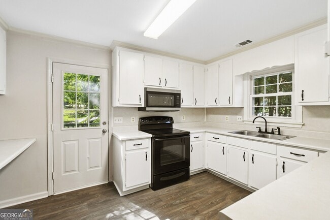 Building Photo - 5659 Whispering Pines Rd