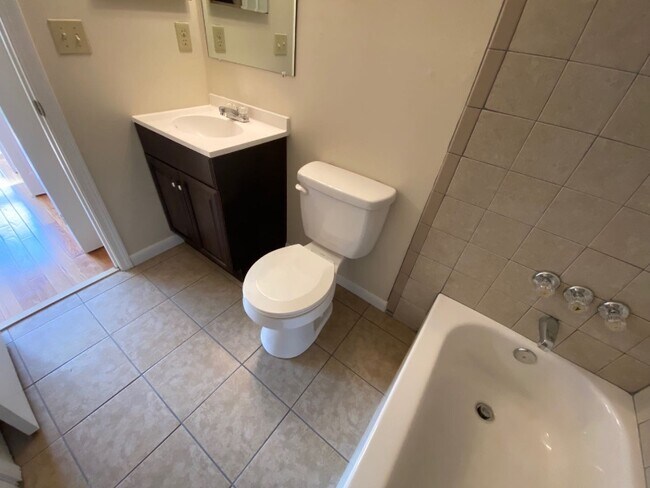 Building Photo - 449 Hickory Hill Dr