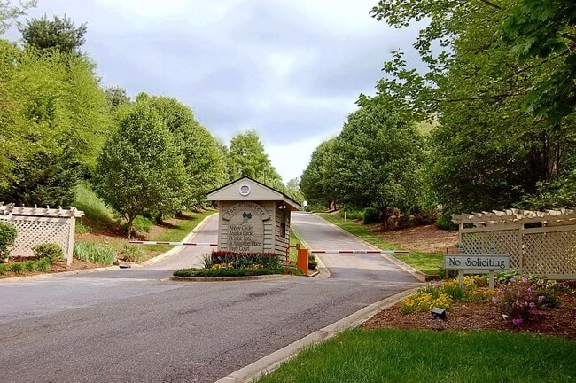 Building Photo - East Asheville Condo in The Cloisters