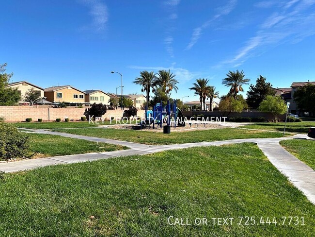 Building Photo - TRI-LEVEL 3 BEDROOM, 2.5 BATH TOWNHOME IN ...