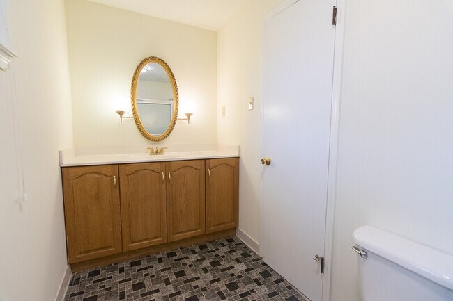 Building Photo - 140 Saxon Woods Dr