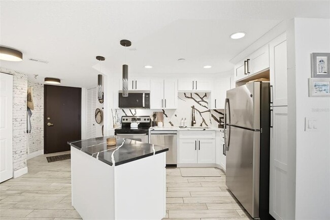 Building Photo - 400 E Colonial Dr