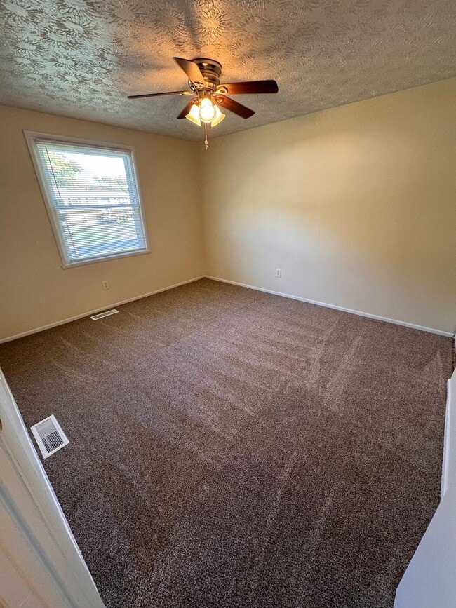 Building Photo - 3 Bedroom House