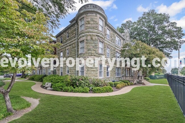 Building Photo - Charming 2 bedroom midtown unit.
