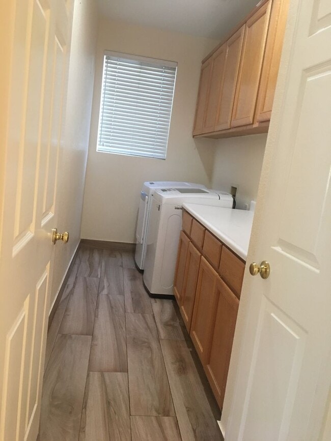 Building Photo - Highly Desirable 2 Story Home In Brookside