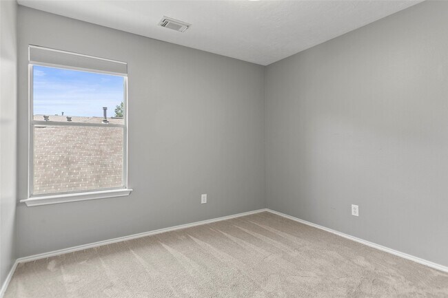 Building Photo - 6 Thicket Grove Pl