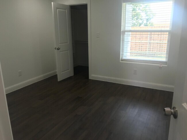 Building Photo - 904 N Bush Ave