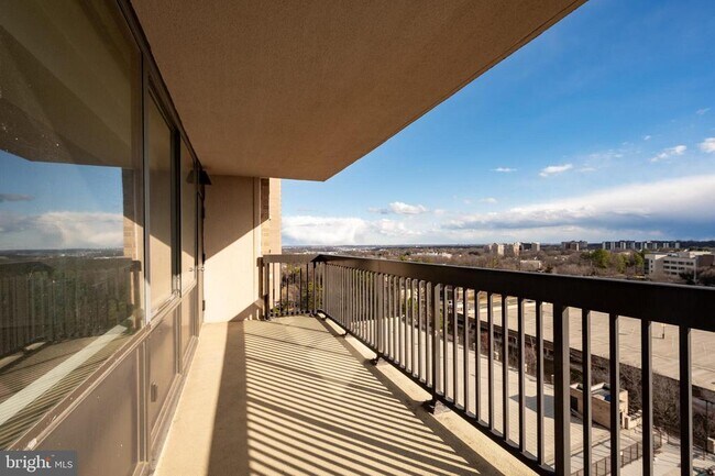 Building Photo - 3709 S George Mason Dr