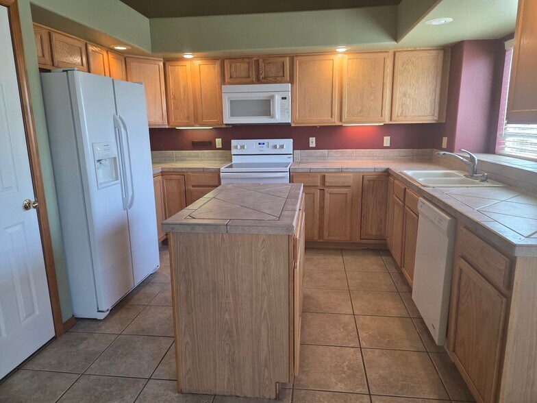 Building Photo - 2244 Pinyon Jay Dr