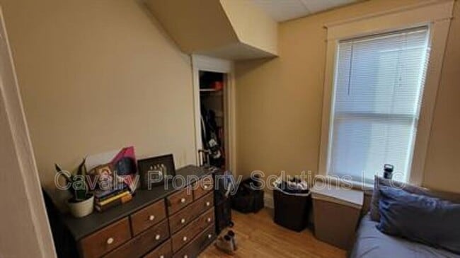 Building Photo - 617 E 8th St