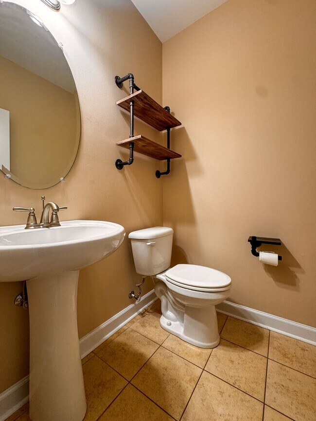 Building Photo - Well-Maintained 4 Bed 2.5 Bath Home in Westgate