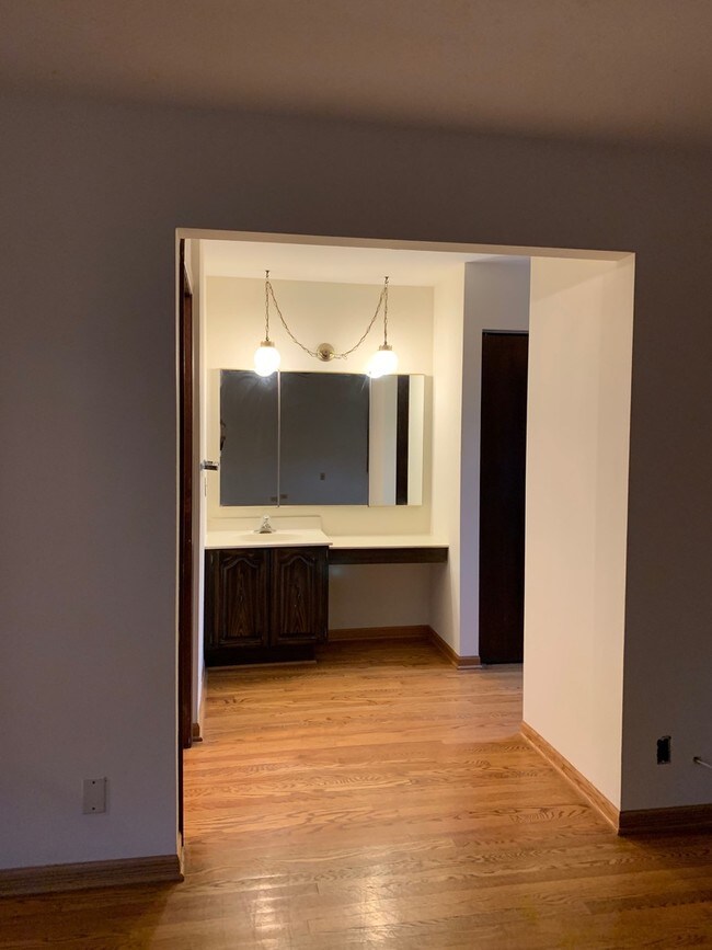 Building Photo - 62 E Fox Hill Dr