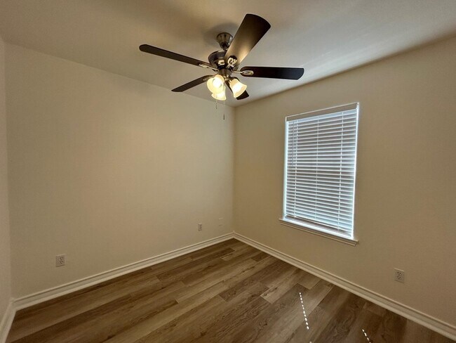 Building Photo - 1000 Ranchway Dr