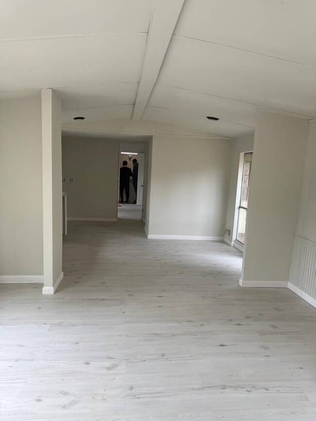 Building Photo - 103 Cauthen Lakeside Dr