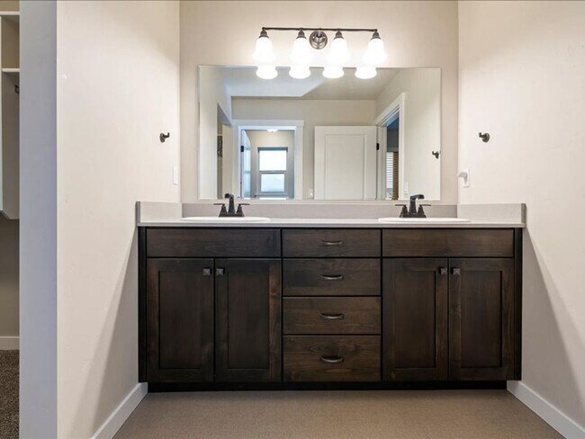Building Photo - Free September Rent!  Beautiful Newer 4 Bed, 3 Bath located in the heart of Meridian - available ...