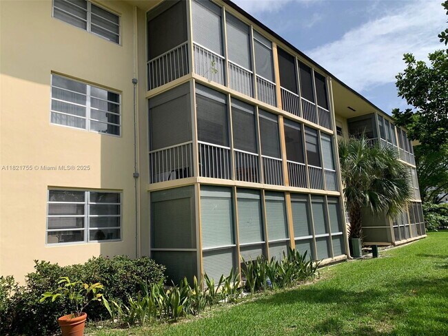 Building Photo - 2929 Point E Dr