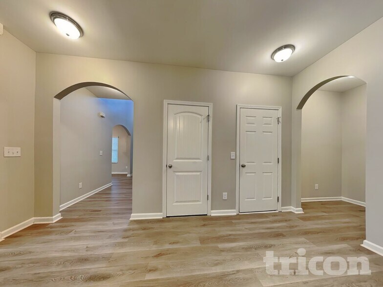 Building Photo - 452 Shady Glen