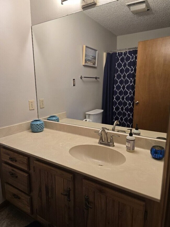 Building Photo - Lakeside Condo