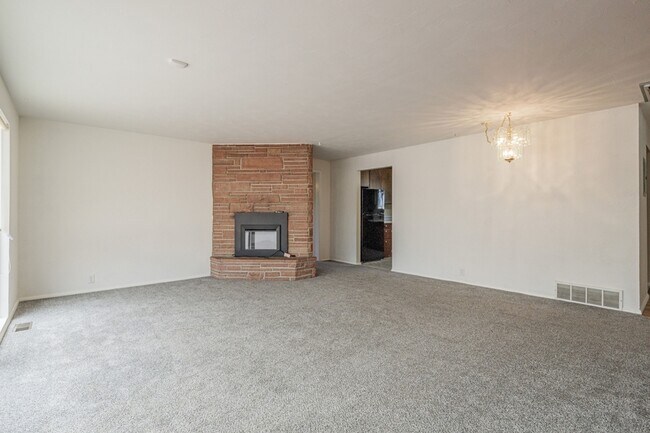 Building Photo - 718 Brassie Dr