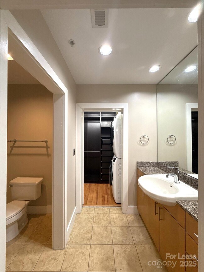 Building Photo - 505 E 6th St