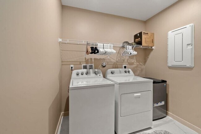 Building Photo - 7274 Lenora Ln