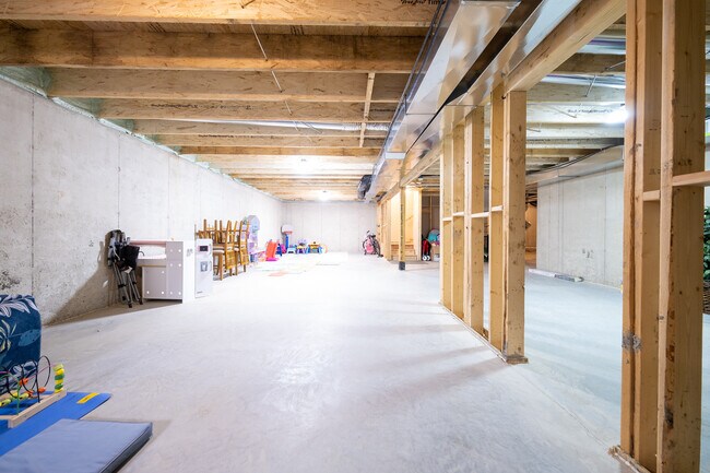 Building Photo - 17944 Hinckley Ave