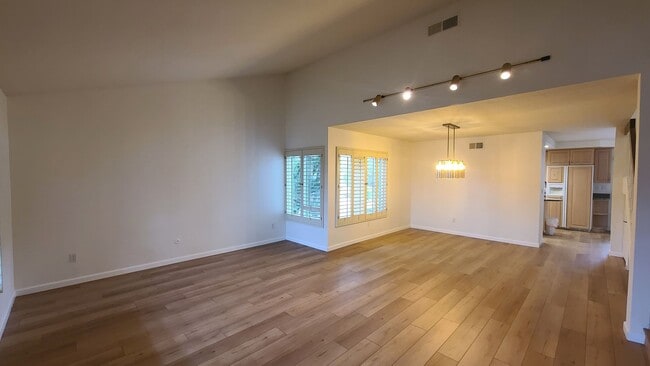 Building Photo - Amazing 4 Bedroom Home with Pool across from Cowls Mt