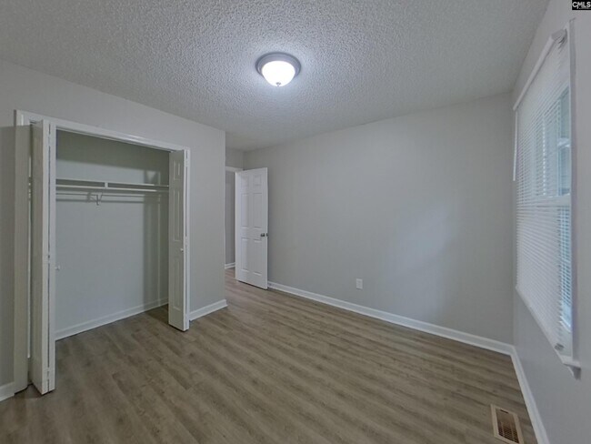 Building Photo - 204 Kemsing Rd