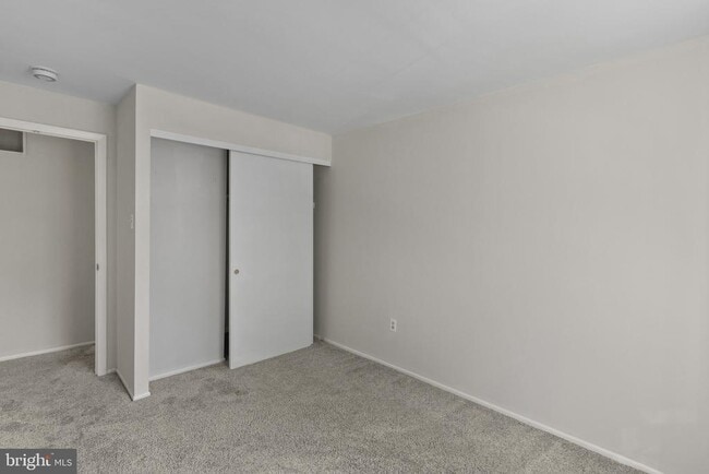 Building Photo - 11861 New Country Ln
