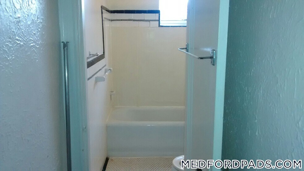 Building Photo - 53 Fellsway W