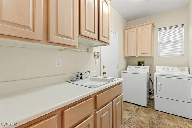 Building Photo - 10548 Findlay Ave