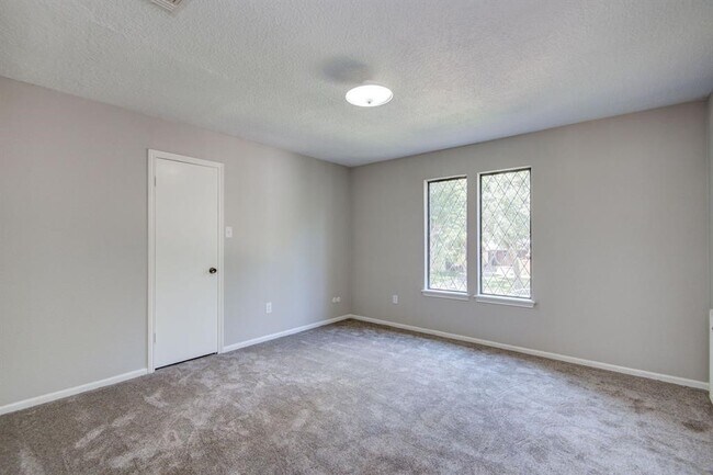 Building Photo - 11918 Glenway Dr