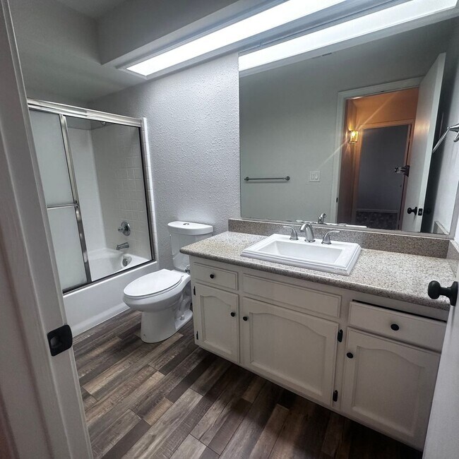 Building Photo - Must See!! Gorgeous 2 Bedroom, 2 Bathroom ...